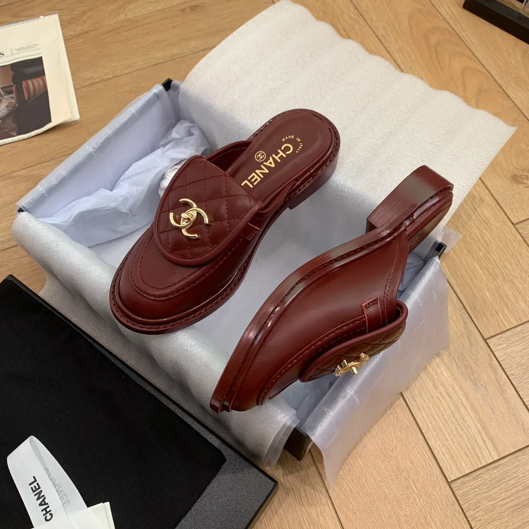 👟👟Ex-factory price 560👟👟 🍀 The official website is updated simultaneously with high version, CHANEL Chanel's new top-quality autumn shoes and slippers series in early spring____________ is a must-have hot item for fragrance families in spring and autumn, the goddess series, with the elegant and ladylike temperament of fragrance families, super attractive, irresistible, and exciting... ▪️The upper is imported cowhide/butter/patent leather, high-end and texture ➕Original molded hardware buckle ➕Electric embroidery ▪️The lining is imported lambskin, soft and comfortable ▪️Original molded version, Italian genuine leather outsole🇮🇹 ▪️Number of codes: 34-42 (34 40 41 42 is custom-made, non-refundable and non-exchangeable) Multiple colors are available, you can also place an order with the picture